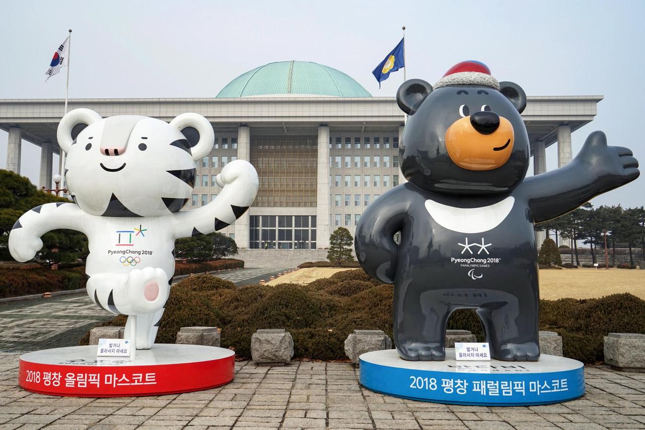 Die offiziellen Maskottchen der Olympischen Winterspiele 2018 (Soohorang, links) und der Winter-Paralympics 2018 (Bandabi, rechts) vor dem südkoreanischen Parlament in Seoul. Foto 