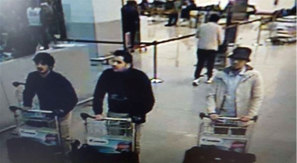 Das Bild einer Überwachungskamera im Flughafen von Brüssel zeigt drei Männer, die die Ermittler als Terrorverdächtige einstufen. Das Bild einer Überwachungskamera im Flughafen von Brüssel zeigt drei Männer, die die Ermittler als Terrorverdächtige einstufen.