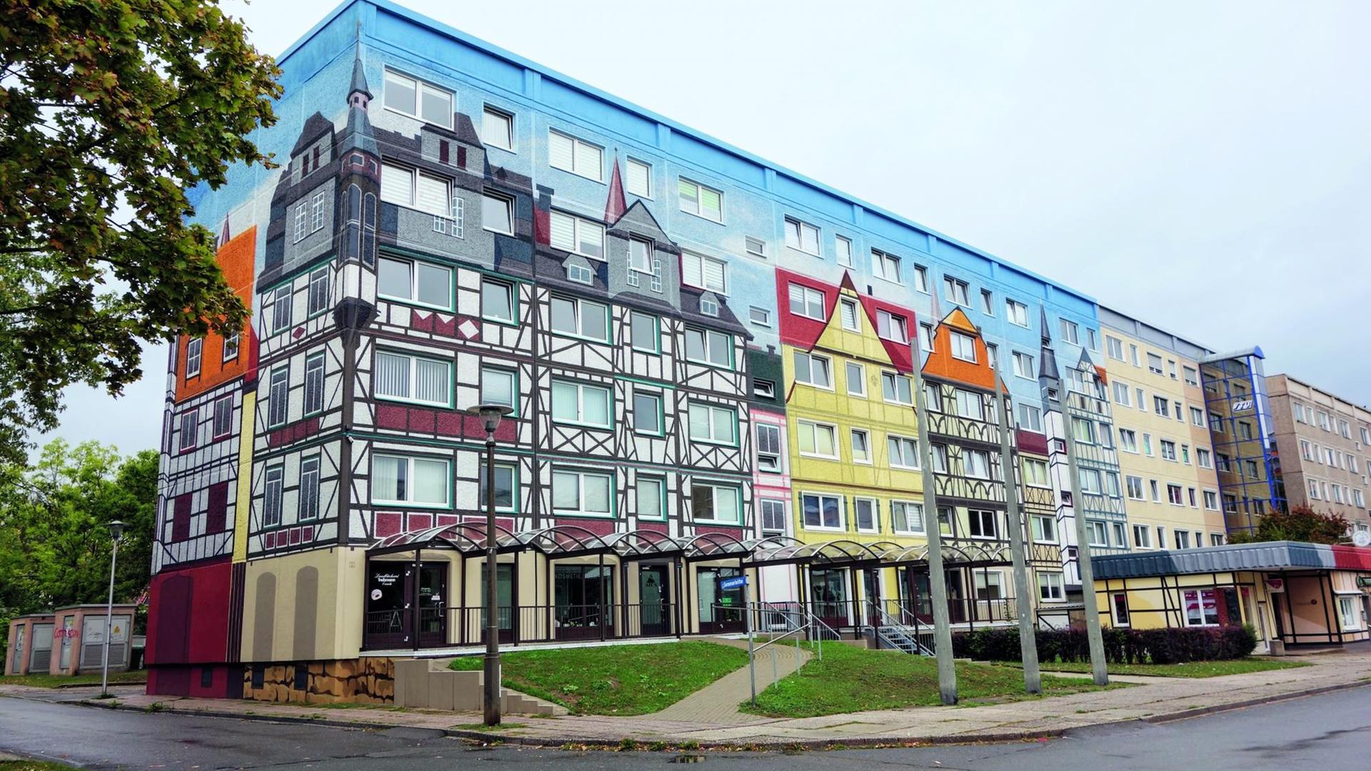 Ein Plattenbau mit aufgemalten Fachwerkhäusern. Ein Plattenbau mit aufgemalten Fachwerkhäusern.