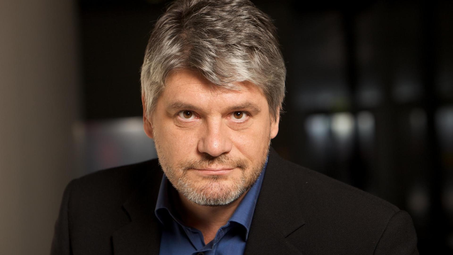 Raoul Schrott, österreichischer Literaturwissenschaftler, Komparatist und Schriftsteller, blickt in die Kamera. Raoul Schrott, österreichischer Literaturwissenschaftler, Komparatist und Schriftsteller, blickt in die Kamera.
