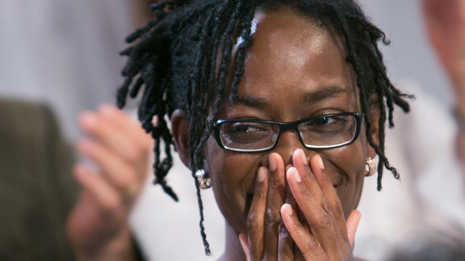 Die Autorin Sharon Dodua Otoo reagiert auf den Gewinn des Ingeborg-Bachmann-Preises. Die Autorin Sharon Dodua Otoo reagiert auf den Gewinn des Ingeborg-Bachmann-Preises.