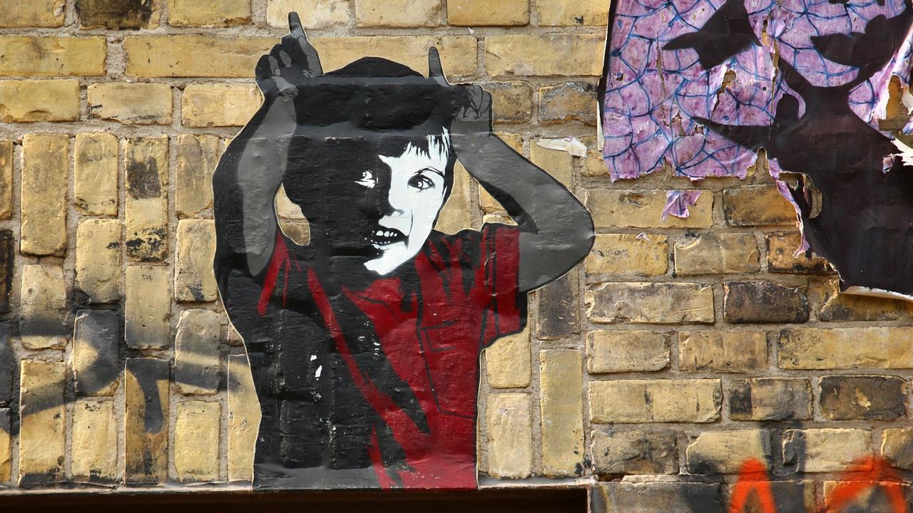 Ein Motiv des Street-Art-Künstlers "Alias" - Ein Junge im roten Pullover hält seine Hände an den Kopf und zeigt "Hasenöhrchen", aufgenommen in Berlin am 30.08.2013. Berlin ist ein Zentrum für Street Art, das Künstler aus dem In- und Ausland anzieht. Alias ist mit seinen Werken in Berlin sehr präsent. Kinder ohne Gesicht, ein Mädchen mit Teufelshörnern und Rosen, eine Katze mit Brille - Alias wirkt immer eigen und doch gesellschaftskritisch. Dabei bleibt er seinem Stil stets treu und immer spielt er mit seiner Signatur, die er in vielen Varianten zeichnet. Ein Motiv des Street-Art-Künstlers "Alias" - Ein Junge im roten Pullover hält seine Hände an den Kopf und zeigt "Hasenöhrchen", aufgenommen in Berlin am 30.08.2013. Berlin ist ein Zentrum für Street Art, das Künstler aus dem In- und Ausland anzieht. Alias ist mit seinen Werken in Berlin sehr präsent. Kinder ohne Gesicht, ein Mädchen mit Teufelshörnern und Rosen, eine Katze mit Brille - Alias wirkt immer eigen und doch gesellschaftskritisch. Dabei bleibt er seinem Stil stets treu und immer spielt er mit seiner Signatur, die er in vielen Varianten zeichnet.