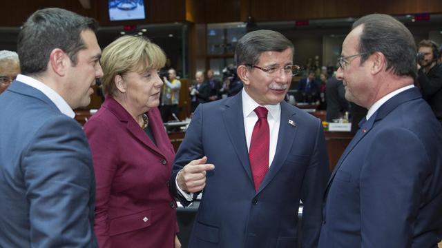 Zu sehen sind: Der griechische Regierungschef Alexis Tsipras, Bundeskanzlerin Angela Merkel, der türkische Regierungschef Ahmet Davutoglu und Frankreichs Präsident François Hollande.