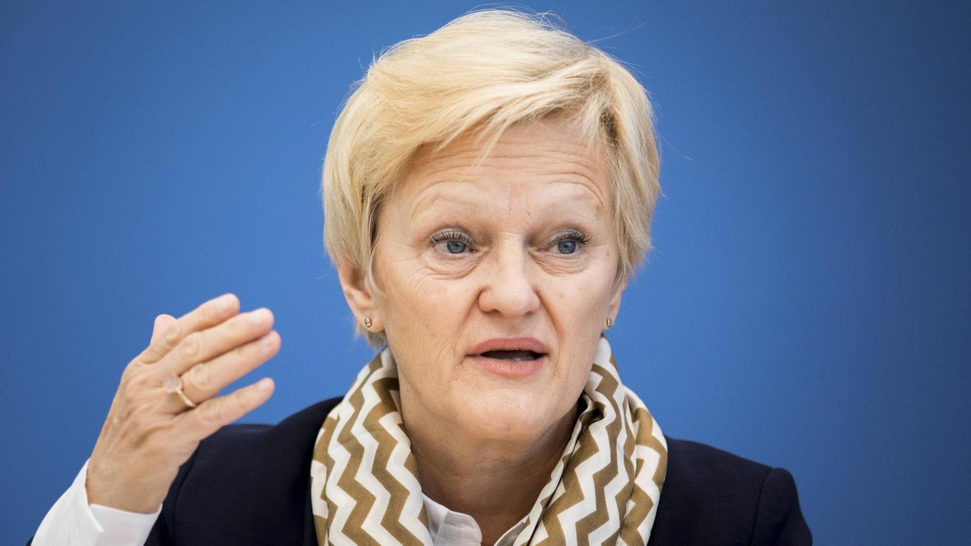Renate Künast von Bündnis 90/Die Grünen auf dem Podium der Bundespressekonferenz Renate Künast von Bündnis 90/Die Grünen auf dem Podium der Bundespressekonferenz