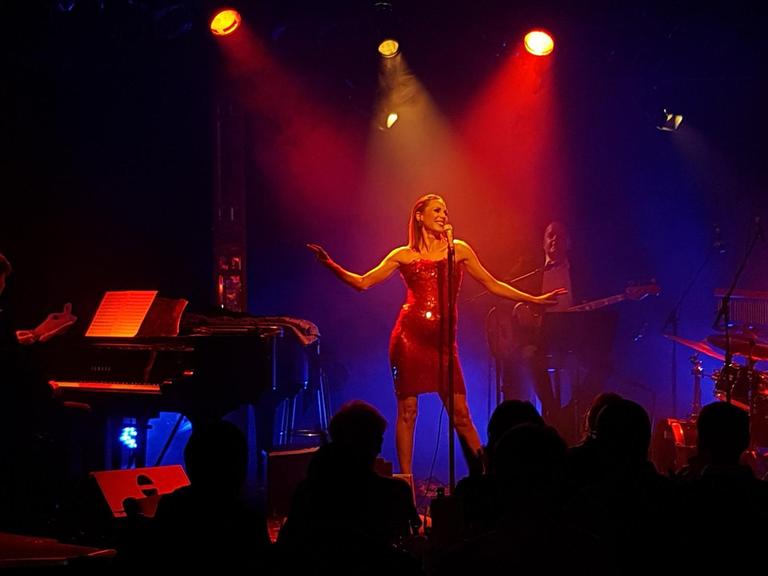 Sophie Berner singt auf der Bühne der Bar jeder Vernunft in Berlin