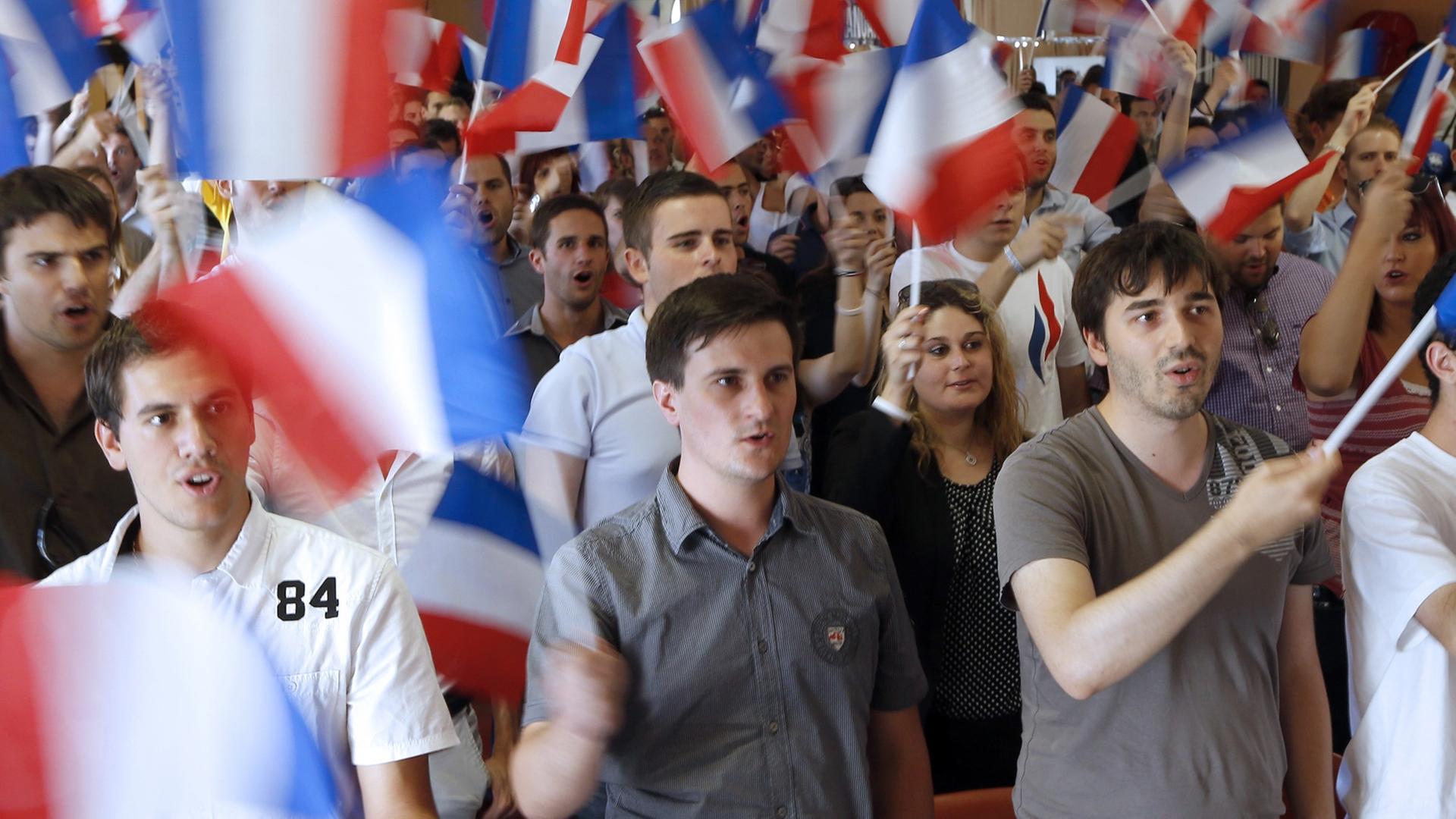 "Generation Nation" nennen sie sich: der Nachwuchs des Front National beim Treffen in Fréjus "Generation Nation" nennen sie sich: der Nachwuchs des Front National beim Treffen in Fréjus