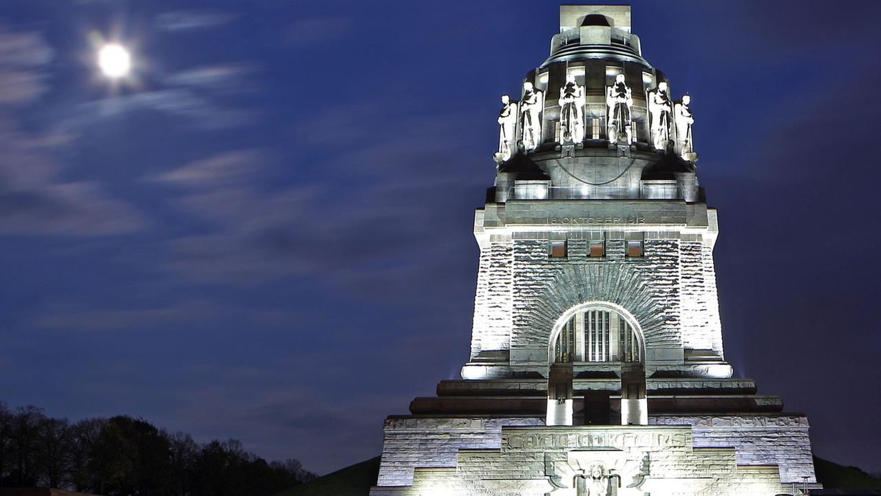 Das Völkerschlachtdenkmal in Leipzig bei einer Lichtinstallation 2013. Das Völkerschlachtdenkmal in Leipzig bei einer Lichtinstallation 2013.