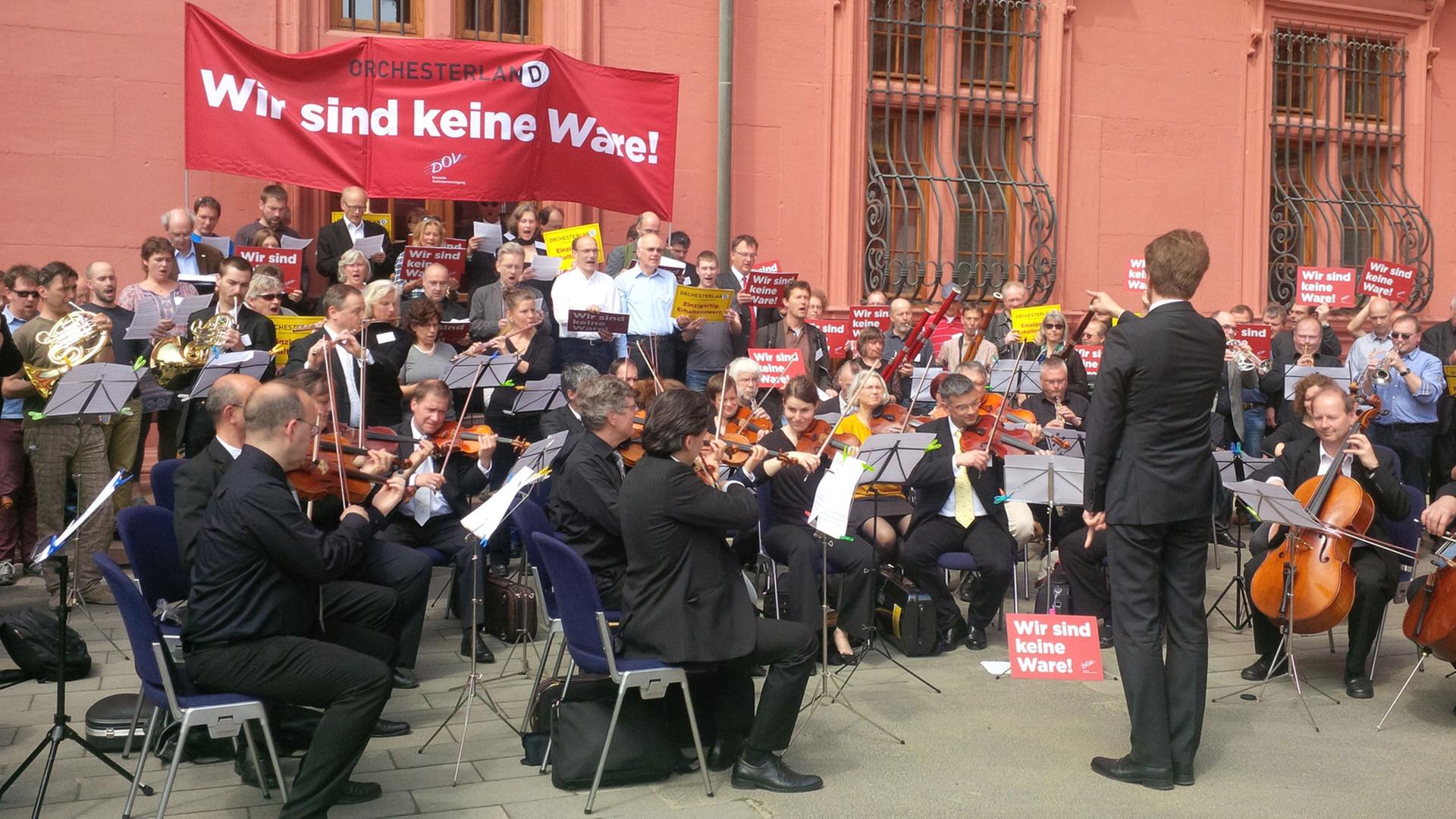 Berufsmusiker aller großer öffentlich geförderten Orchester Deutschlands protestieren am 4.5.2015 bei einem Kurzaufttritt mit einer "Ode an die Politik" vor dem Kurfürstlichen Schloss in Mainz gegen den umstrittenen Freihandelspakt TTIP. Berufsmusiker aller großer öffentlich geförderten Orchester Deutschlands protestieren am 4.5.2015 bei einem Kurzaufttritt mit einer "Ode an die Politik" vor dem Kurfürstlichen Schloss in Mainz gegen den umstrittenen Freihandelspakt TTIP.