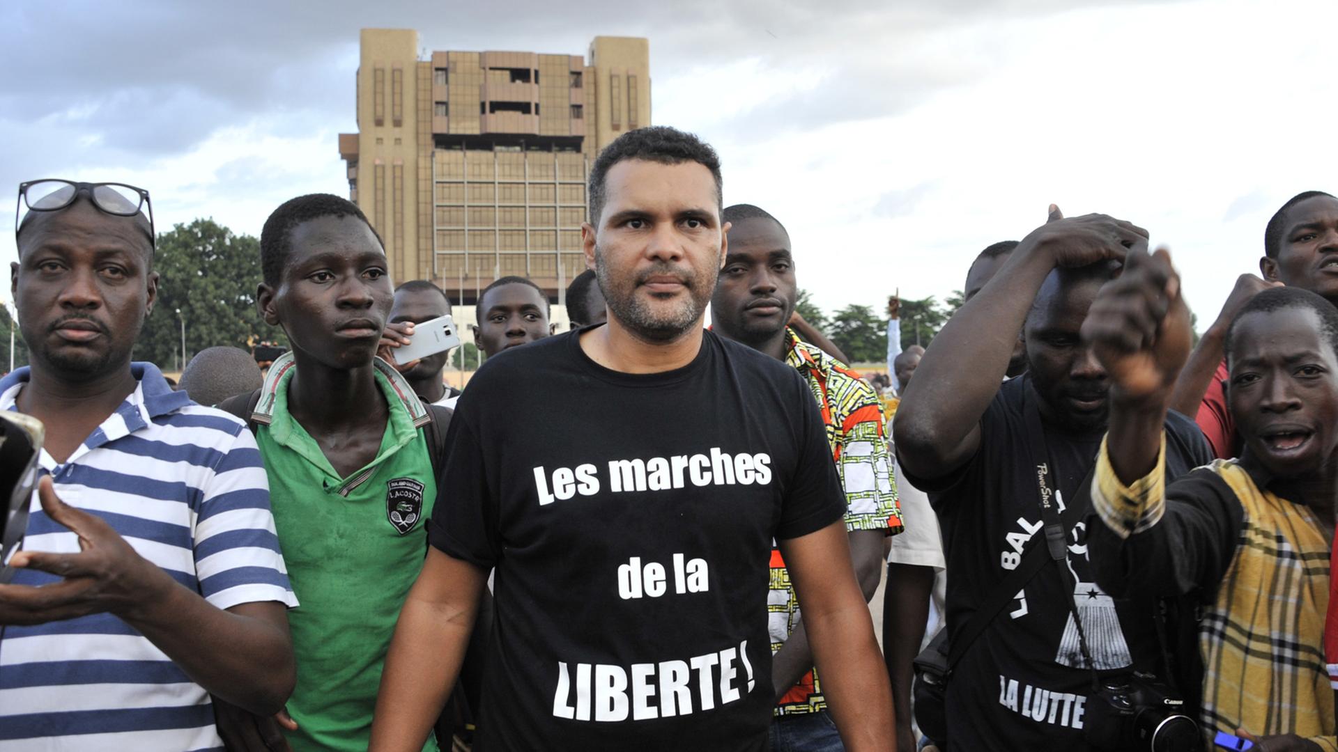 Rapper Smokey (Mitte) in Burkina Faso Rapper Smokey (Mitte) in Burkina Faso