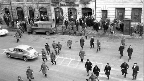 Studenten demonstrieren am 8. März 1968 in Warschau gegen die Verhaftung ihrer Kommilitonen Adam Michnik und Henrik Szlajfer.