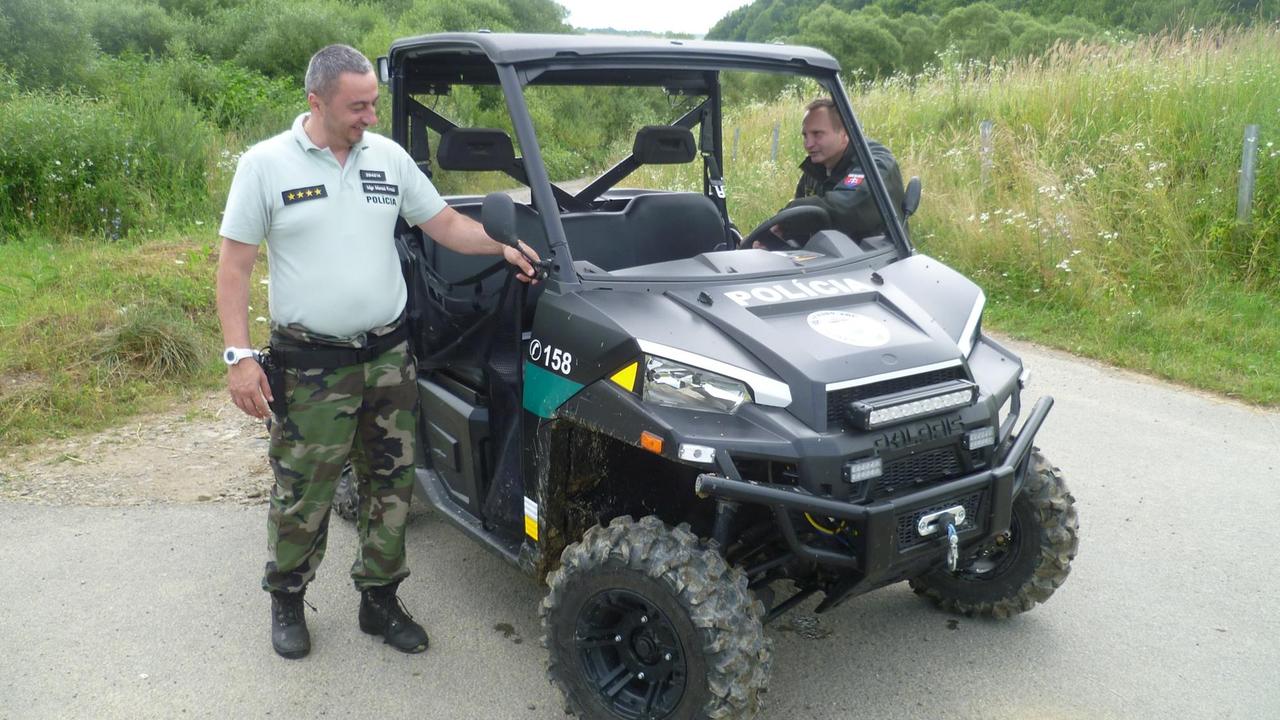 Maros Krnac und Michal Voloch mit ihrem zweisitzigen Patrouillenfahrzeug mit großen Reifen und keinen Scheiben.
