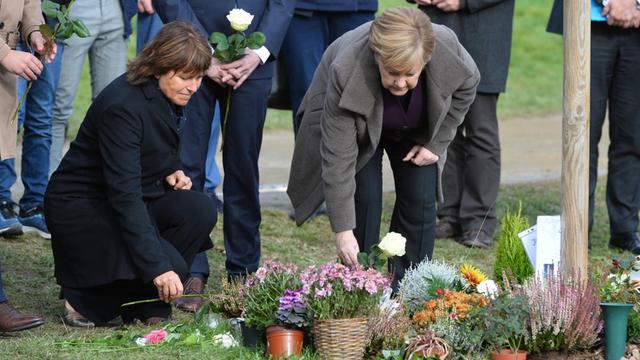Auch Kanzlerin Angela Merkel besuchte am 4.November in Zwickau den Gedenkort für NSU-Opfer. Sie und die Oberbürgermeisterin von Zwickau, Pia Findeiss, legen Blumen nieder