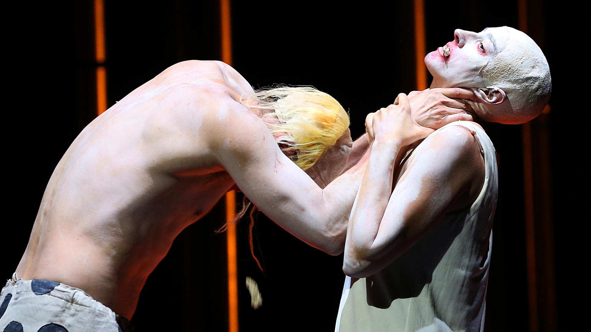 "Caligula" von Albert Camus am Berliner Ensemble in der Regie von Antú Romero Nunes. Mit Constanze Becker (als Caligula, rechts), Patrick Güldenberg, Oliver Kraushaar, Annika Meier, Felix Rech und Aljoscha Stadelmann. "Caligula" von Albert Camus am Berliner Ensemble in der Regie von Antú Romero Nunes. Mit Constanze Becker (als Caligula, rechts), Patrick Güldenberg, Oliver Kraushaar, Annika Meier, Felix Rech und Aljoscha Stadelmann.