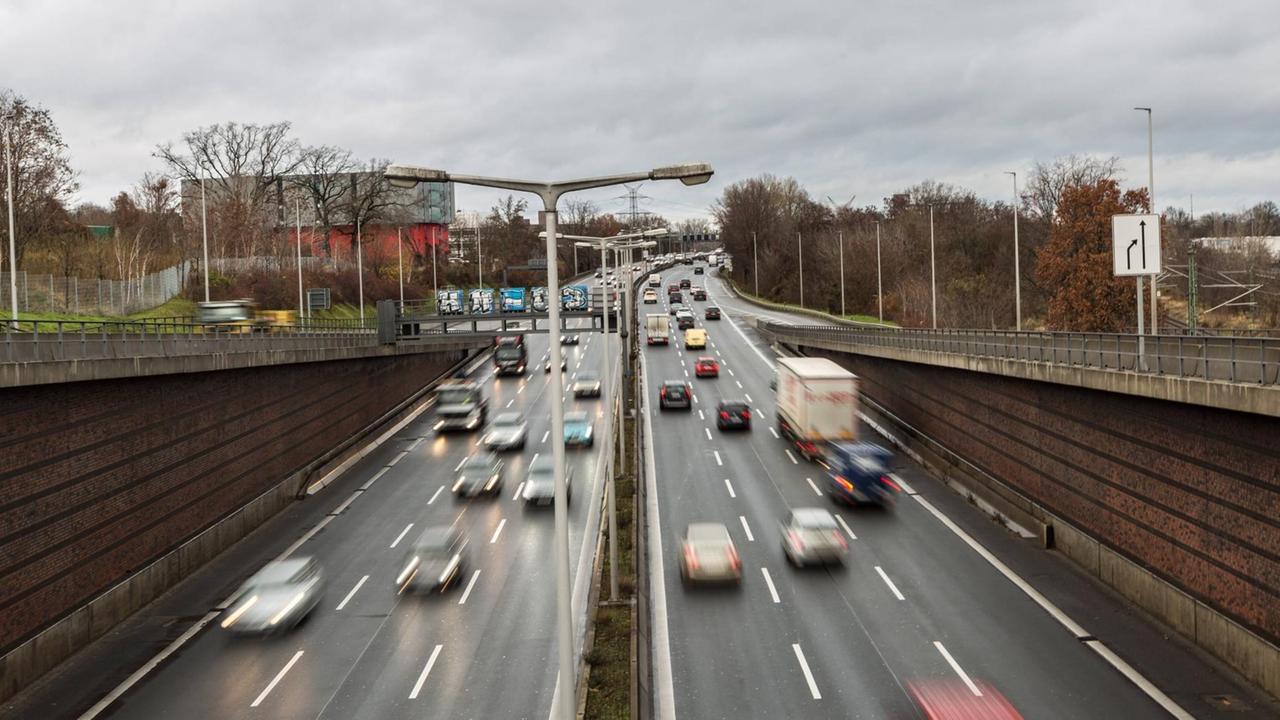 Ein Blick auf die Berliner Stadtautobahn mit mäßigem Autoverkehr Ein Blick auf die Berliner Stadtautobahn mit mäßigem Autoverkehr