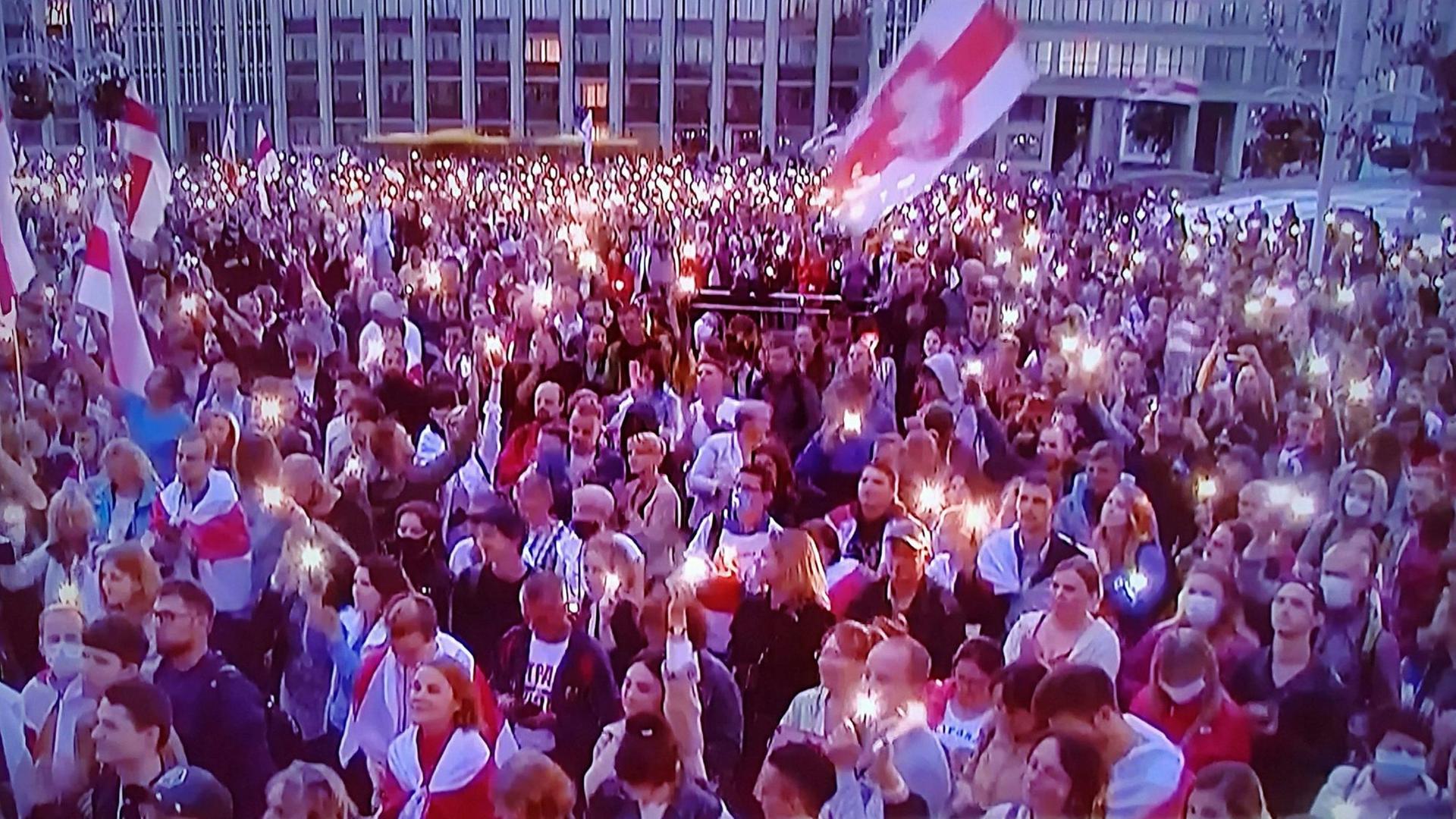 Auf einem großen Platz in Minsk demonstrieren hunderte Menschen gegen Präsident Lukaschenko. Auf einem großen Platz in Minsk demonstrieren hunderte Menschen gegen Präsident Lukaschenko.
