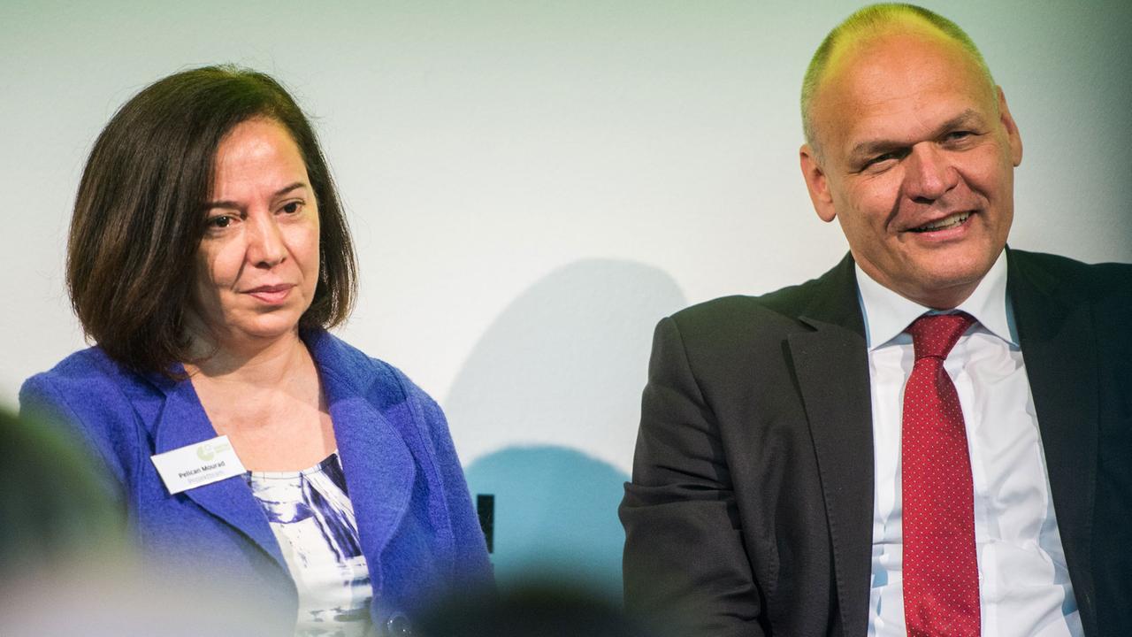 Pelican Mourad, Projektmitarbeiterin, und Johannes Ebert, Generalsekretär des Goethe-Instituts, nehmen am 19.10.2016 in Berlin an einer Pressekonferenz zum Projekt "Goethe-Institut Damaskus im Exil" teil. Bei dem Projekt präsentieren etwa 100 Künstler vom 20. Oktober bis 5. November ein Programm zu den Themen Heimat, Flucht und Identität. Pelican Mourad, Projektmitarbeiterin, und Johannes Ebert, Generalsekretär des Goethe-Institus, bei der Pressekonferenz zum Projekt "Goethe-Institut Damaskus im Exil" in Berlin Pelican Mourad, Projektmitarbeiterin, und Johannes Ebert, Generalsekretär des Goethe-Instituts, nehmen am 19.10.2016 in Berlin an einer Pressekonferenz zum Projekt "Goethe-Institut Damaskus im Exil" teil. Bei dem Projekt präsentieren etwa 100 Künstler vom 20. Oktober bis 5. November ein Programm zu den Themen Heimat, Flucht und Identität. Pelican Mourad, Projektmitarbeiterin, und Johannes Ebert, Generalsekretär des Goethe-Institus, bei der Pressekonferenz zum Projekt "Goethe-Institut Damaskus im Exil" in Berlin