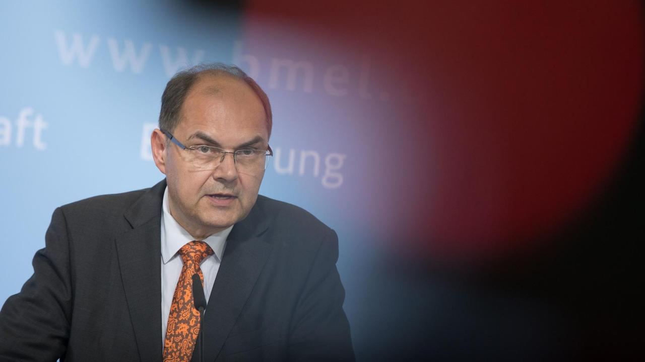 Bundeslandwirtschaftsminister Christian Schmidt (CSU) gibt am 03.08.2017 in Berlin eine Pressekonferenz zu den mit Fipronil belasteten Eiern. Bundeslandwirtschaftsminister Christian Schmidt (CSU) gibt am 03.08.2017 in Berlin eine Pressekonferenz zu den mit Fipronil belasteten Eiern.