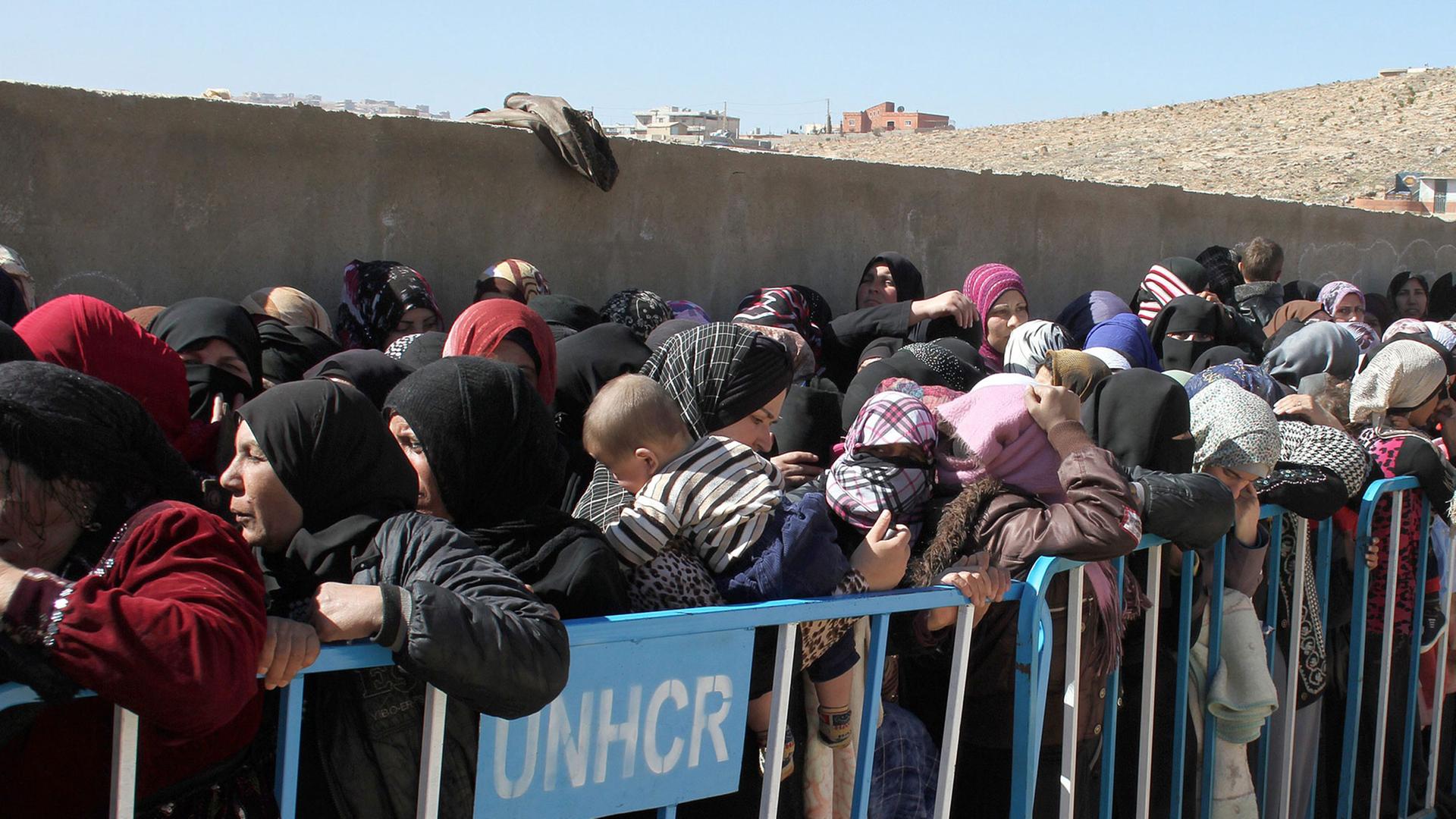Syrische Flüchtlinge warten in einem Camp nahe der Syrischen Grenze in Libanon auf ihre Registrierung. Syrische Flüchtlinge warten in einem Camp nahe der Syrischen Grenze in Libanon auf ihre Registrierung.
