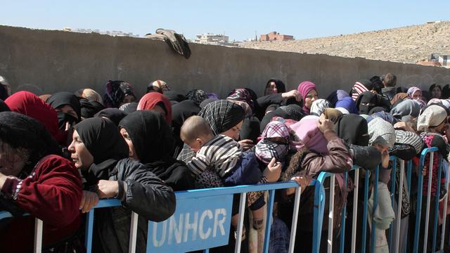 Syrische Flüchtlinge warten in einem Camp nahe der Syrischen Grenze in Libanon auf ihre Registrierung.