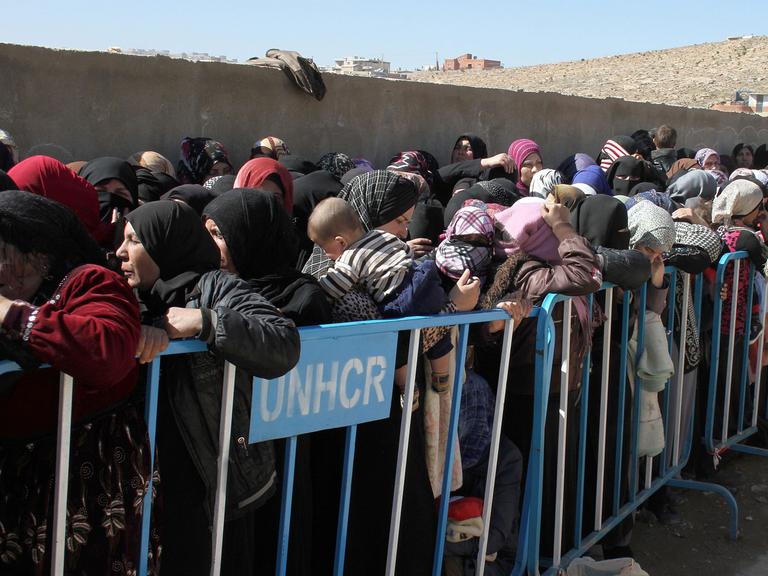 Syrische Flüchtlinge warten in einem Camp nahe der Syrischen Grenze in Libanon auf ihre Registrierung.