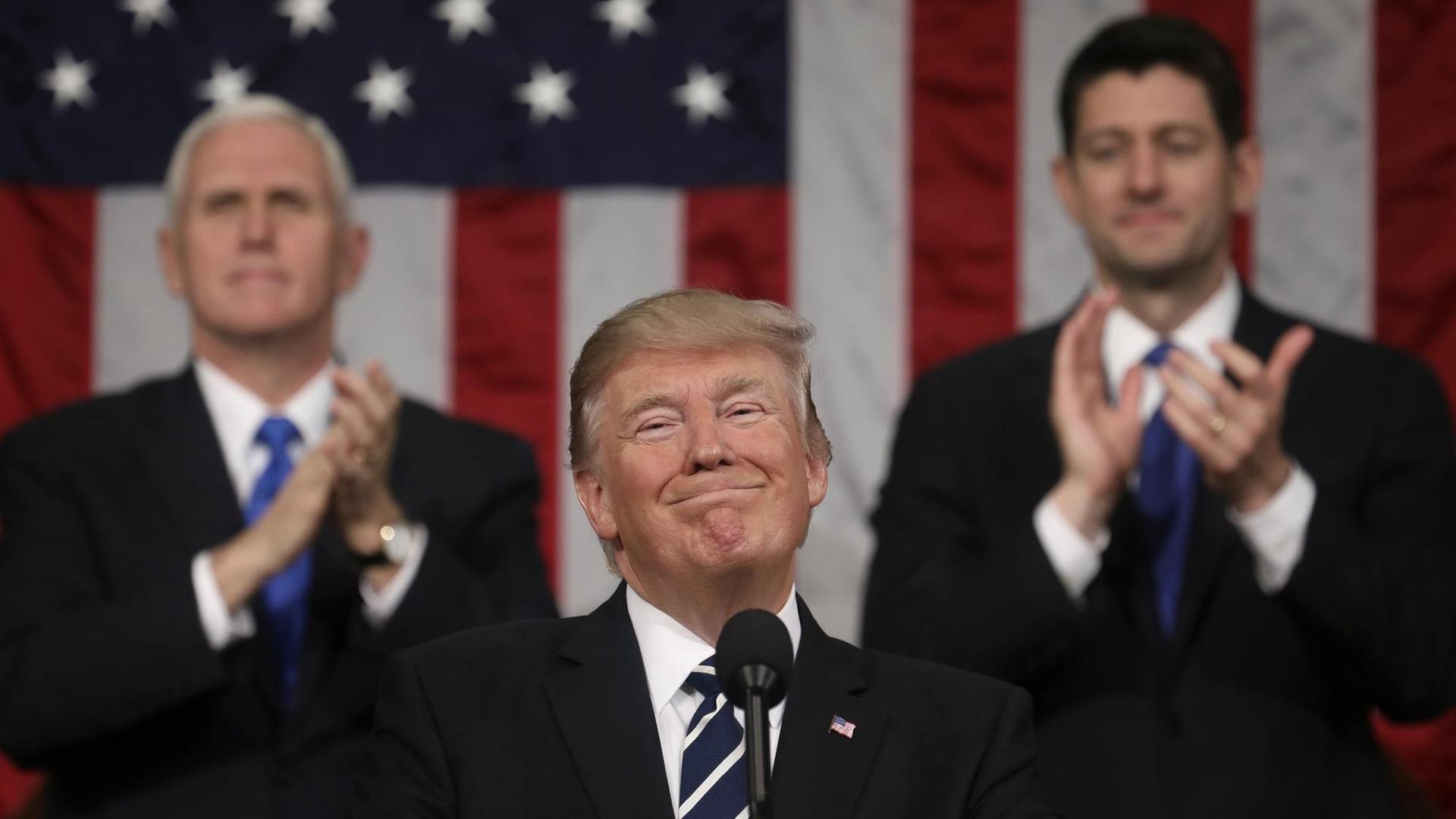 US-Präsident Donald Trump spricht (28.02.17) vor dem Kongress. Jim Lo Scalzo/Pool EPA/ US-Präsident Donald Trump spricht (28.02.17) vor dem Kongress. Jim Lo Scalzo/Pool EPA/