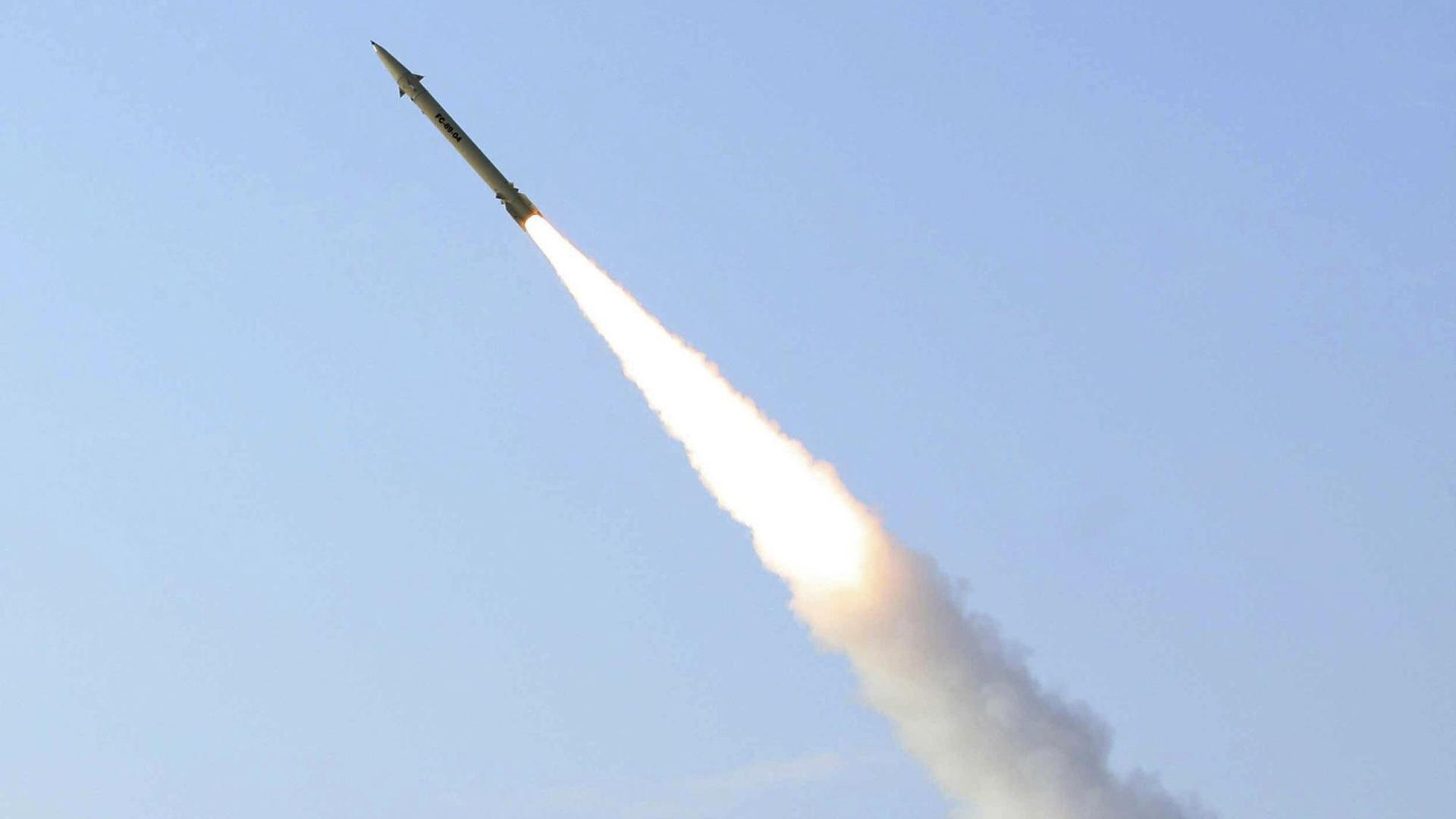 Das Bild zeigt eine iranische Fateh-110 Boden-Boden-Rakete Das Bild zeigt eine iranische Fateh-110 Boden-Boden-Rakete