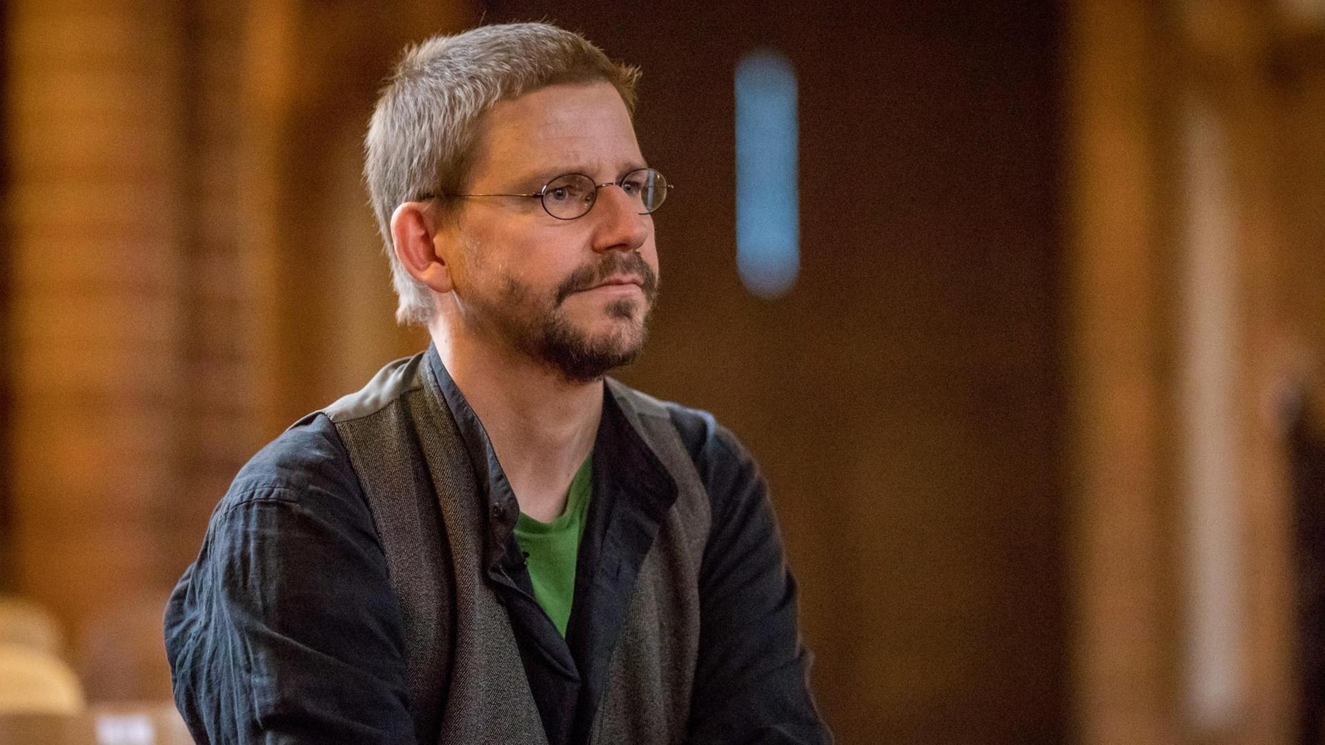 Der Menschenrechtsaktivist Peter Steudtner schaut in die Ferne. Der Menschenrechtsaktivist Peter Steudtner schaut in die Ferne.