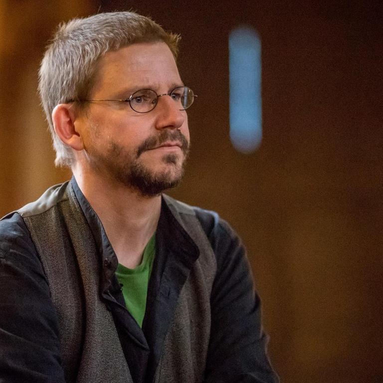 Der Menschenrechtsaktivist Peter Steudtner schaut in die Ferne.