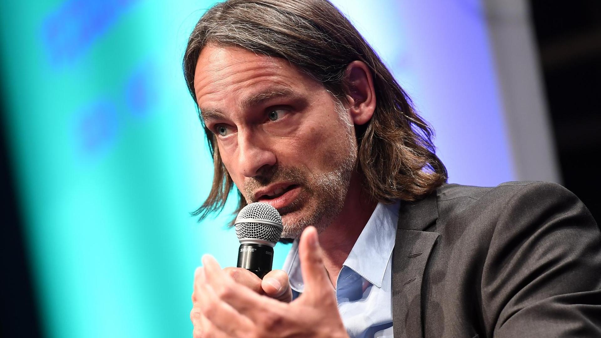 Richard David Precht, ein deutscher Philosoph und Publizist, spricht auf der Internetkonferenz re:publica 2018. Richard David Precht, ein deutscher Philosoph und Publizist, spricht auf der Internetkonferenz re:publica 2018.