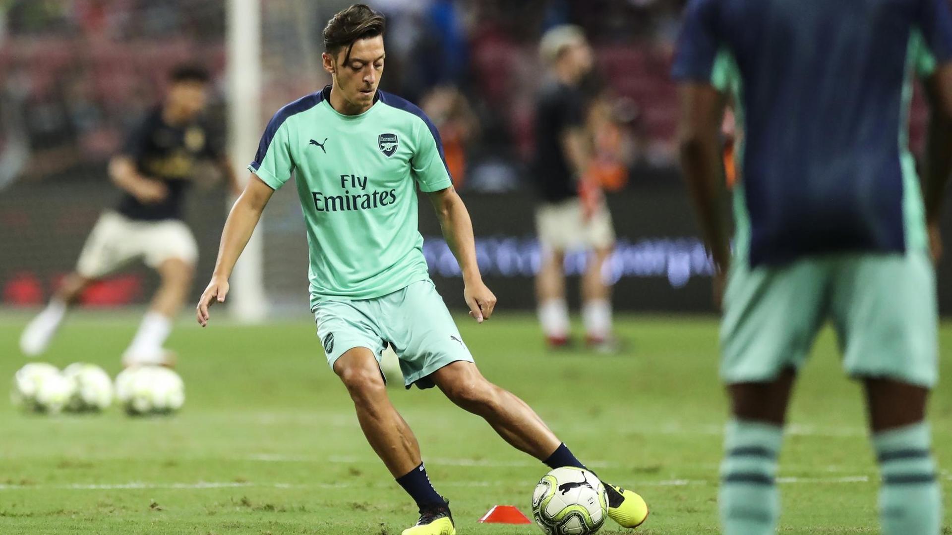 2Mesut Özil beim Spiel FC Arsenal gegen Paris Saint-Germain (28.7.2018). 2Mesut Özil beim Spiel FC Arsenal gegen Paris Saint-Germain (28.7.2018).