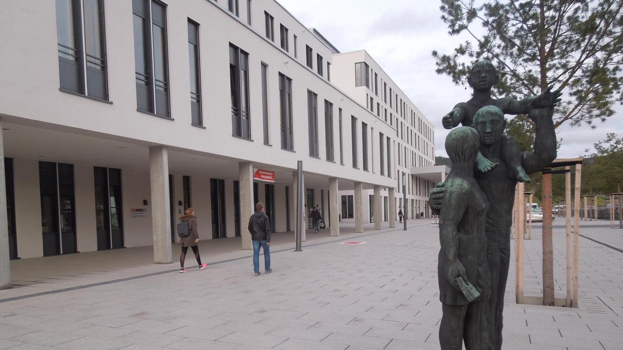 Die Apotheke im Universitätsklinikum Jena wartet auf bestellte Medikamente. Die Apotheke im Universitätsklinikum Jena wartet auf bestellte Medikamente.