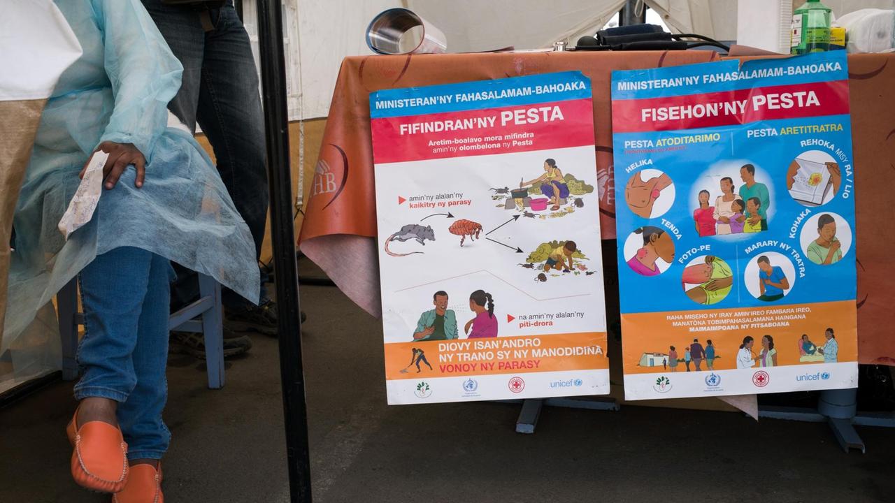 Hinweise warnen vor der Pest an einem Checkpoint in Madagaskar, an dem Ärzte die Bevölkerung informieren und mögliche Infizierte entdecken wollen