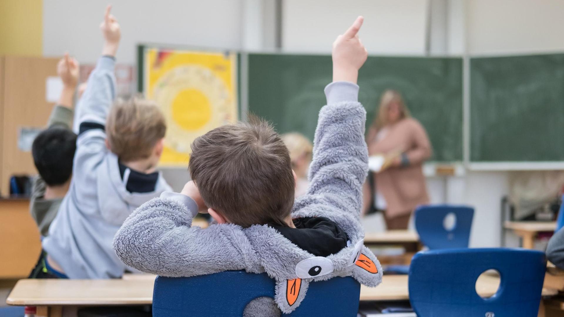 Schüler sitzen am 10.02.2017 im Unterricht in der Grundschule in Amelgatzen (Niedersachsen). Die Grundschule Amelgatzen findet keinen Schulleiter. Die Grundschule Amelgatzen findet keinen Schulleiter. (zu dpa "Grundschulleitung - warum sollte das denn jemand machen?" vom 12.2.2017) Foto: Peter Steffen/dpa | Verwendung weltweit Schüler sitzen am 10.02.2017 im Unterricht in der Grundschule in Amelgatzen (Niedersachsen). Die Grundschule Amelgatzen findet keinen Schulleiter. Die Grundschule Amelgatzen findet keinen Schulleiter. (zu dpa "Grundschulleitung - warum sollte das denn jemand machen?" vom 12.2.2017) Foto: Peter Steffen/dpa | Verwendung weltweit