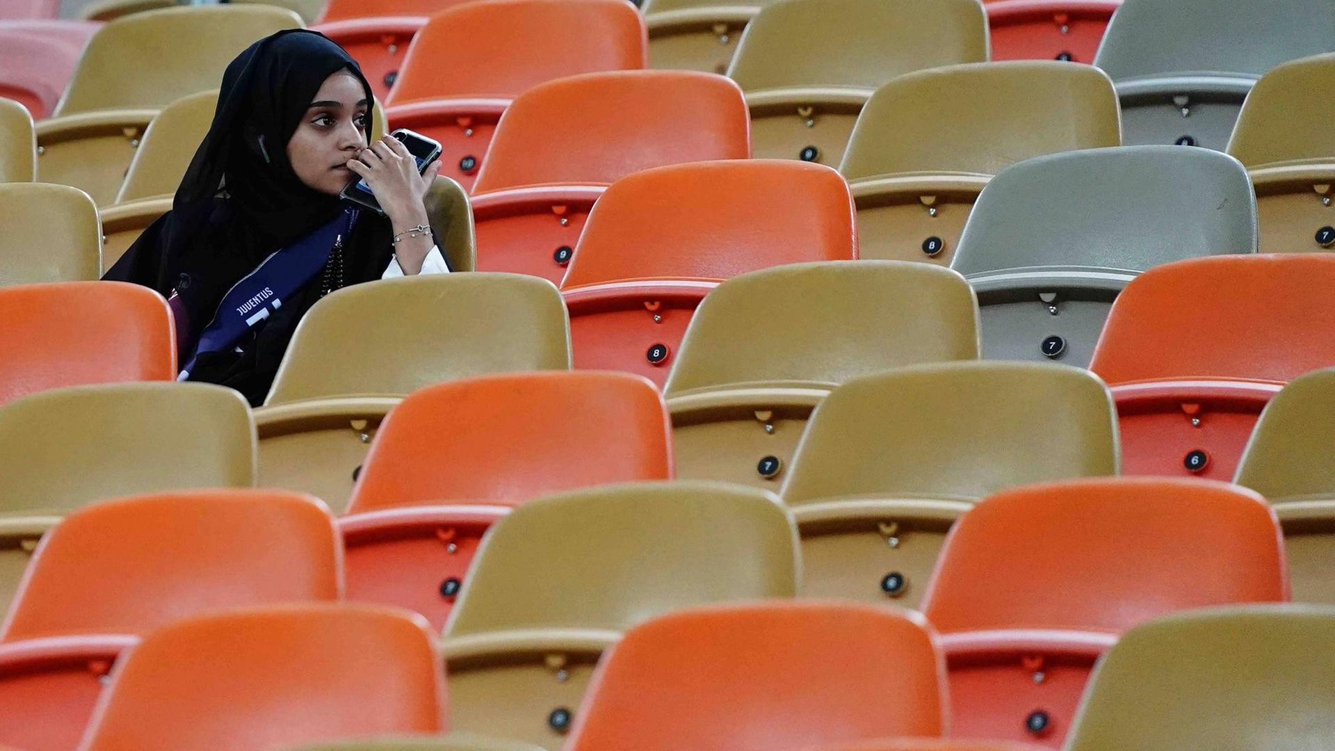 Italienischer Super Cup zwischen Juventus Turin und dem AC Mailand im "King Abdullah Sports City"-Stadion in Dschidda, Saudi-Arabien, am 16.01.201: Eine Frau sitzt auf der Tribüne. Italienischer Super Cup zwischen Juventus Turin und dem AC Mailand im "King Abdullah Sports City"-Stadion in Dschidda, Saudi-Arabien, am 16.01.201: Eine Frau sitzt auf der Tribüne.