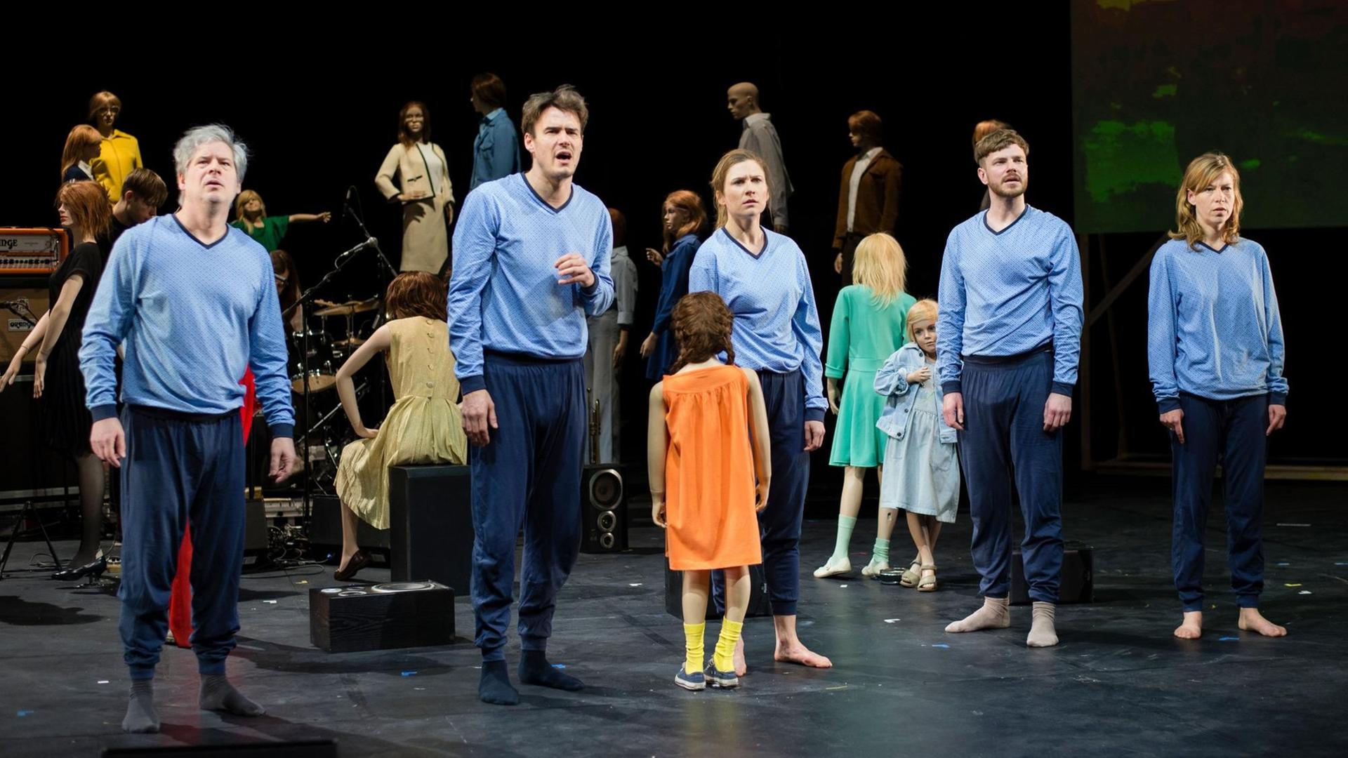 Die Schauspieler, Peter-Rene Lüdicke (l-r), Tilman Strauß, Julischka Eichel, Paul Grill und Jule Böwe stehen am 07.04.2016 in der Schaubühne in Berlin, in wechselnden Rollen während der Fotoprobe des Stückes "Die Erfindung der Roten Armee Fraktion durch einen manisch-depressiven Teenager im Sommer 1969" auf der Bühne. Die Schauspieler, Peter-Rene Lüdicke (l-r), Tilman Strauß, Julischka Eichel, Paul Grill und Jule Böwe stehen am 07.04.2016 in der Schaubühne in Berlin, in wechselnden Rollen während der Fotoprobe des Stückes "Die Erfindung der Roten Armee Fraktion durch einen manisch-depressiven Teenager im Sommer 1969" auf der Bühne.