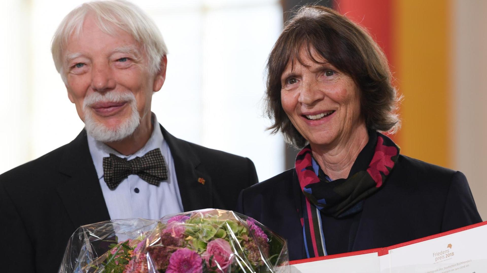 Jan und Aleida Assmann mit einem Blumenstrauß. Das Ehepaar erhielt in der Frankfurter Paulskirche den Friedenspreis des Deutschen Buchhandels. Jan und Aleida Assmann mit einem Blumenstrauß. Das Ehepaar erhielt in der Frankfurter Paulskirche den Friedenspreis des Deutschen Buchhandels.