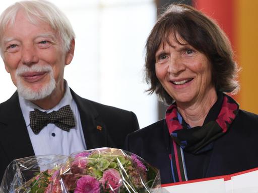 Jan und Aleida Assmann mit einem Blumenstrauß. Das Ehepaar erhielt in der Frankfurter Paulskirche den Friedenspreis des Deutschen Buchhandels.