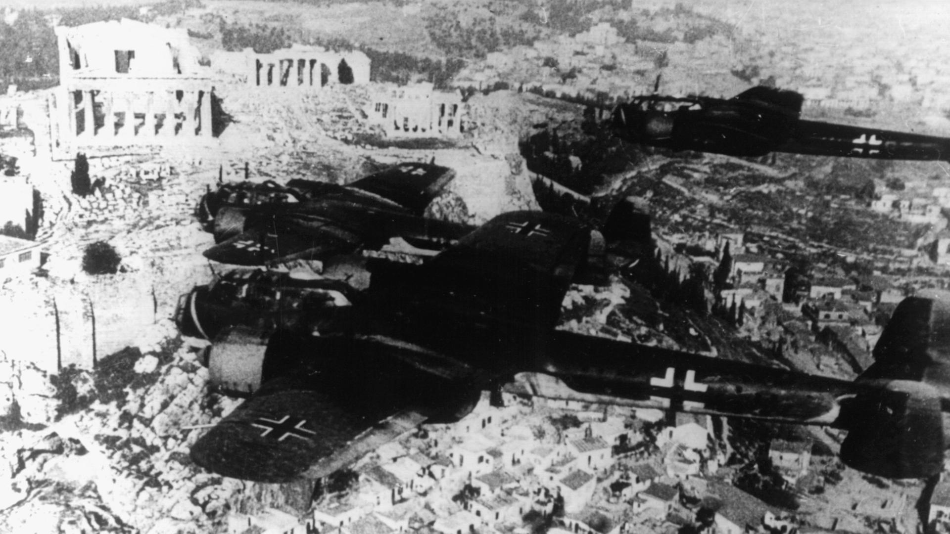 Luftaufnahme von mehreren Kampfflugzeugen über der Akropolis in Athen. Schwarzweiß-Aufnahme. Luftaufnahme von mehreren Kampfflugzeugen über der Akropolis in Athen. Schwarzweiß-Aufnahme.