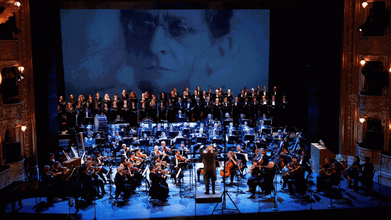 Das Bildnis von Alexander Zemlinsky hinter dem Chor und dem Orchester der Staatsoper Prag am 30.08.2020 im Eröffnungskonzert zu Musica Non Grata Das Bildnis von Alexander Zemlinsky hinter dem Chor und dem Orchester der Staatsoper Prag am 30.08.2020 im Eröffnungskonzert zu Musica Non Grata