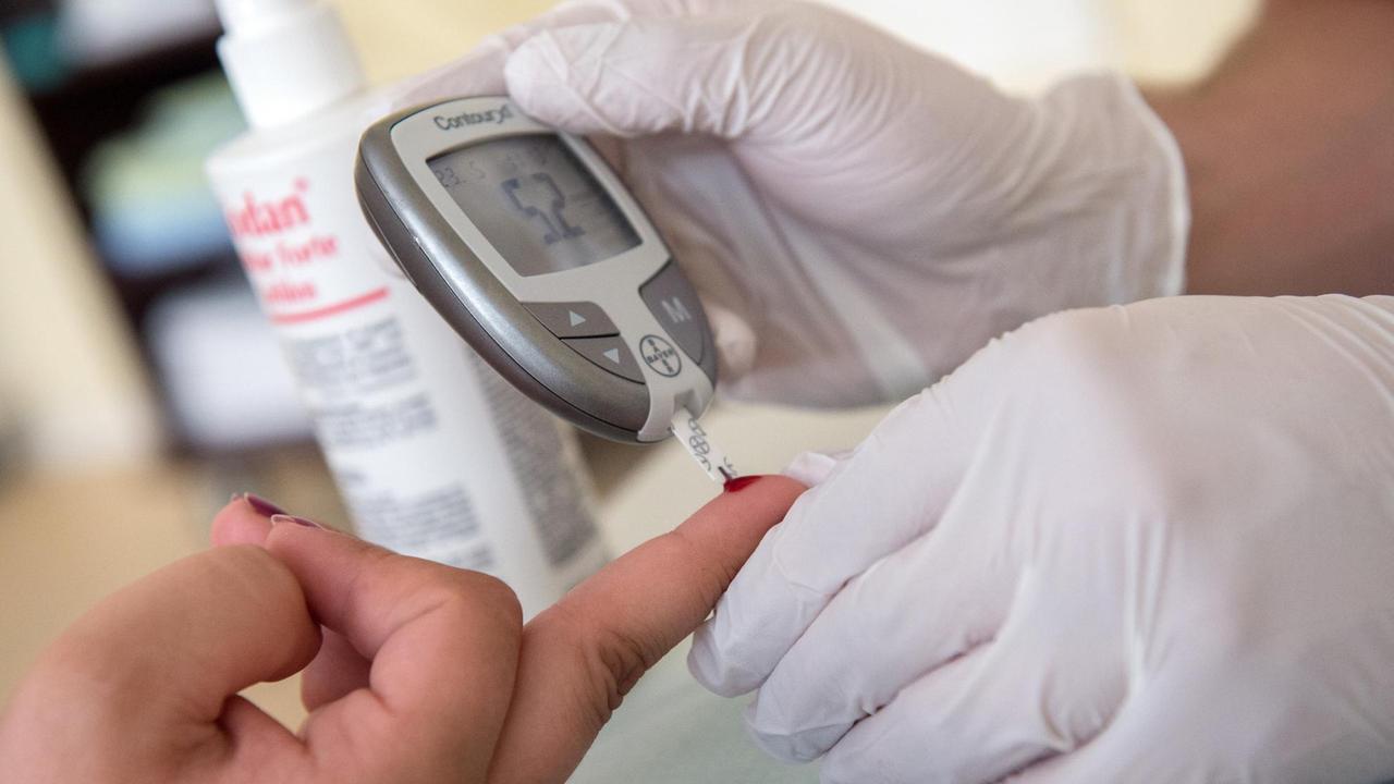 Am 23. Mai 2016 entnimmt ein Student der Berlin-Brandenburgischen Akademie der Gesundheit einen Tropfen Blut mit einem Diabetes-Testgerät. Der sichere und routinierte Umgang mit medizinischen Diagnose-Geräten gehört zu den Grundlagen des anspruchsvollen Ausbildungsprogramms der Bildungseinrichtung. 