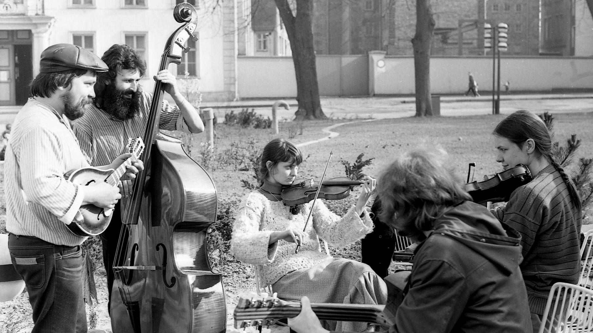 Die Gruppe Folkländer spielt auf einem Marktplatz Die Gruppe Folkländer spielt auf einem Marktplatz