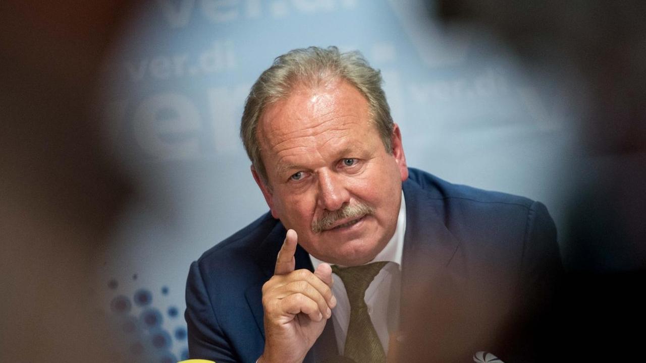 Der Verdi-Bundesvorsitzende Frank Bsirske spricht und gestikuliert während einer Pressekonferenz. Der Verdi-Bundesvorsitzende Frank Bsirske spricht und gestikuliert während einer Pressekonferenz.
