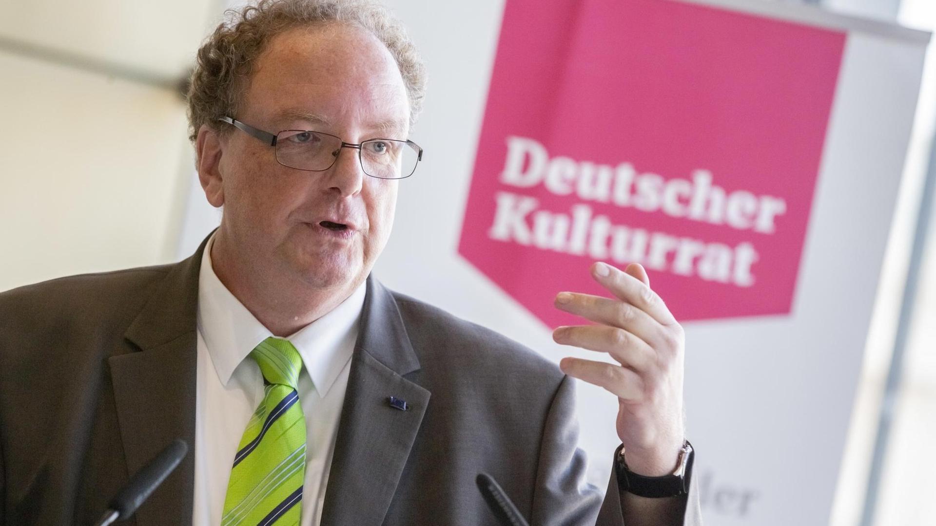 Olaf Zimmermann spricht auf einem Podium ins Mikrofon. Olaf Zimmermann spricht auf einem Podium ins Mikrofon.