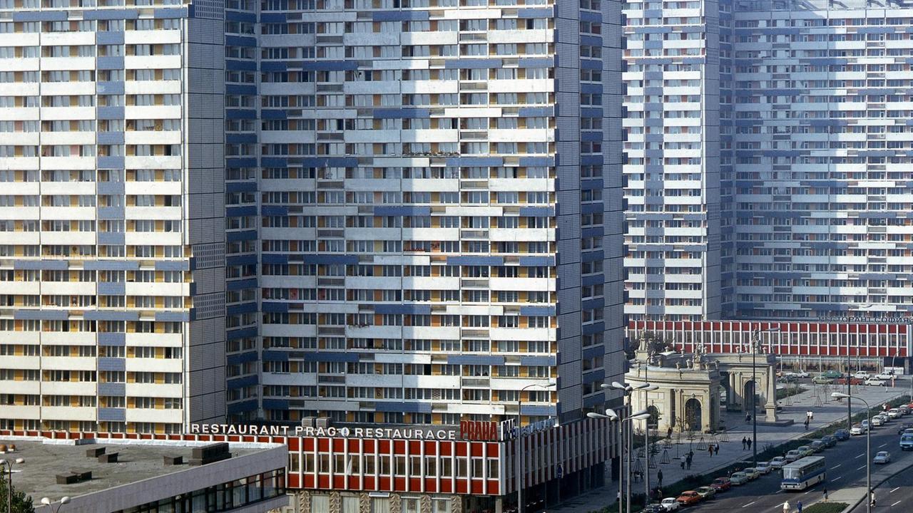 Hochhäuser mit Spittelkollonaden an der Leipziger Straße in Ostberlin, 1976. Hochhäuser mit Spittelkollonaden an der Leipziger Straße in Ostberlin, 1976.
