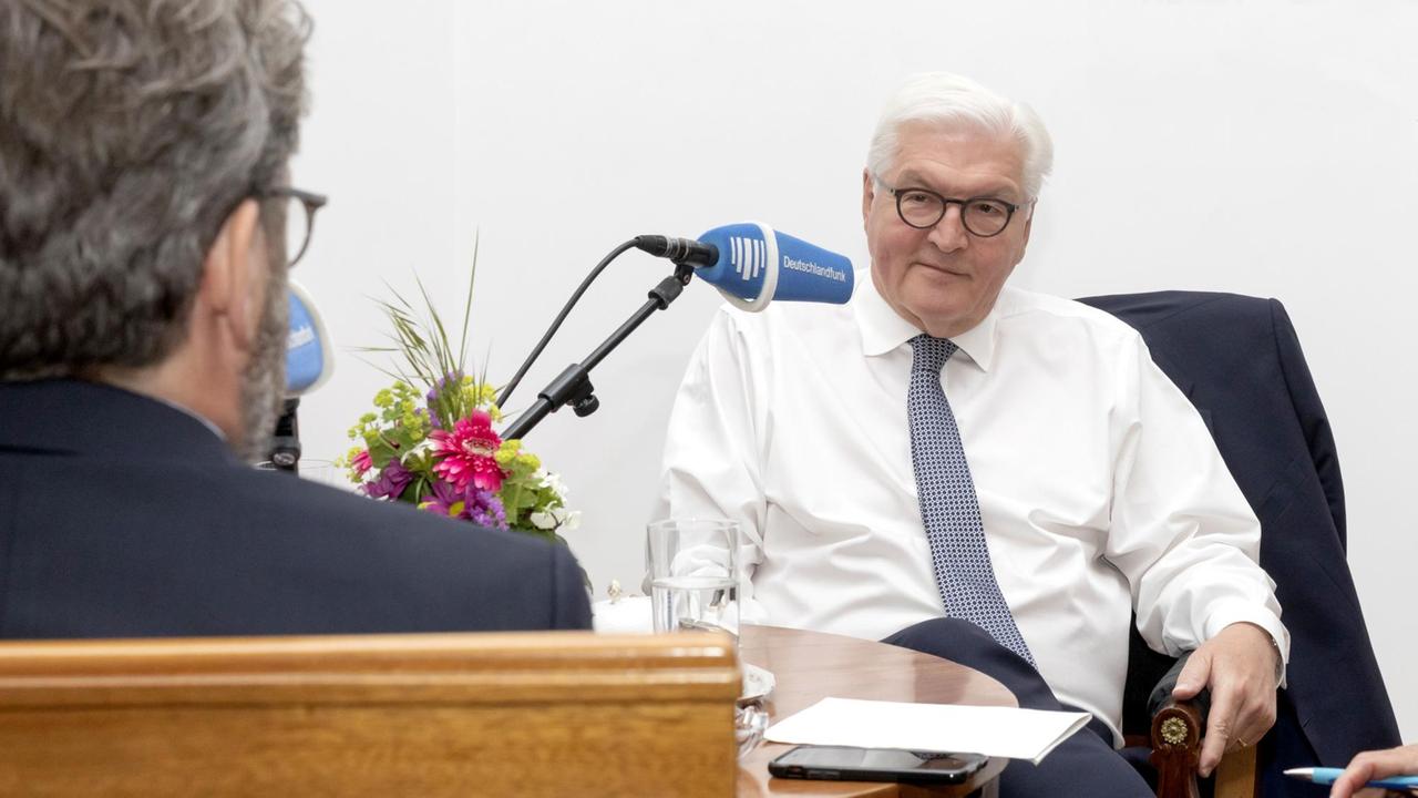 Frank-Walter Steinmeier beim Interview mit Dlf-Hauptstadtstudioleiter Stephan Detjen in der Villa Hammerschmidt in Bonn Frank-Walter Steinmeier beim Interview mit Dlf-Hauptstadtstudioleiter Stephan Detjen in der Villa Hammerschmidt in Bonn