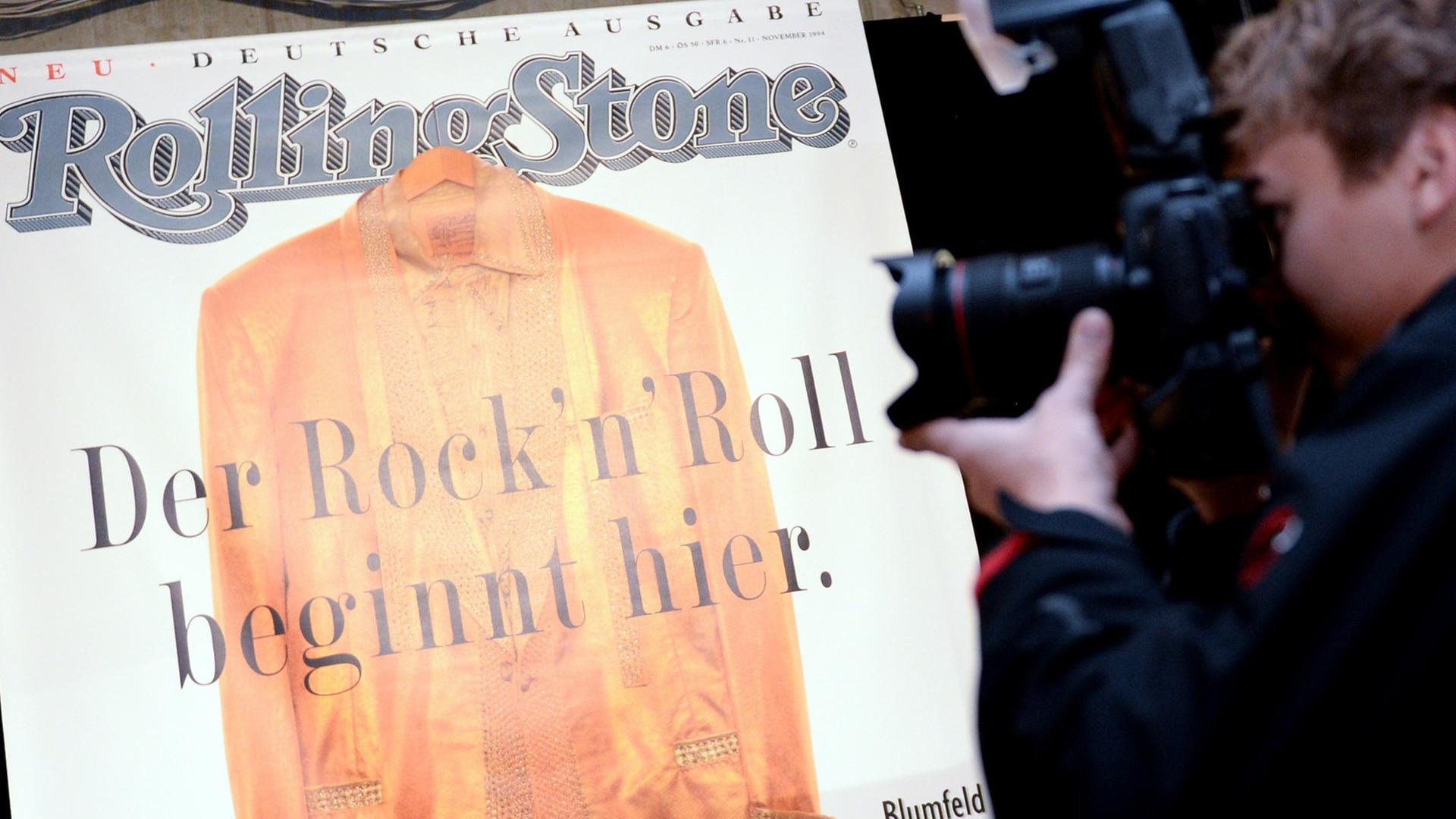 Ein Mann fotografiert zur der 20 Jahre Feier des Musik-Magazins "Rolling Stone" die erste Ausgabe. Ein Mann fotografiert zur der 20 Jahre Feier des Musik-Magazins "Rolling Stone" die erste Ausgabe.