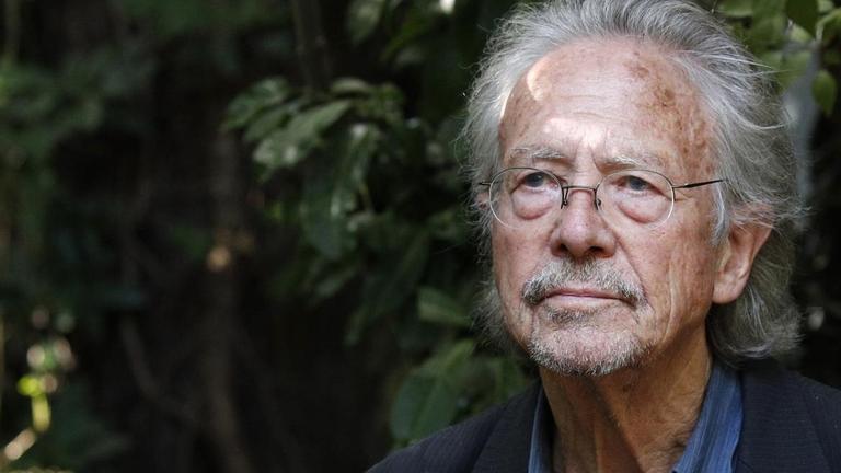 Der Schriftsteller Peter Handke in seinem Garten in Chaville in der Nähe von Paris am 10. Oktober 2019. Der Schriftsteller Peter Handke in seinem Garten in Chaville in der Nähe von Paris am 10. Oktober 2019.