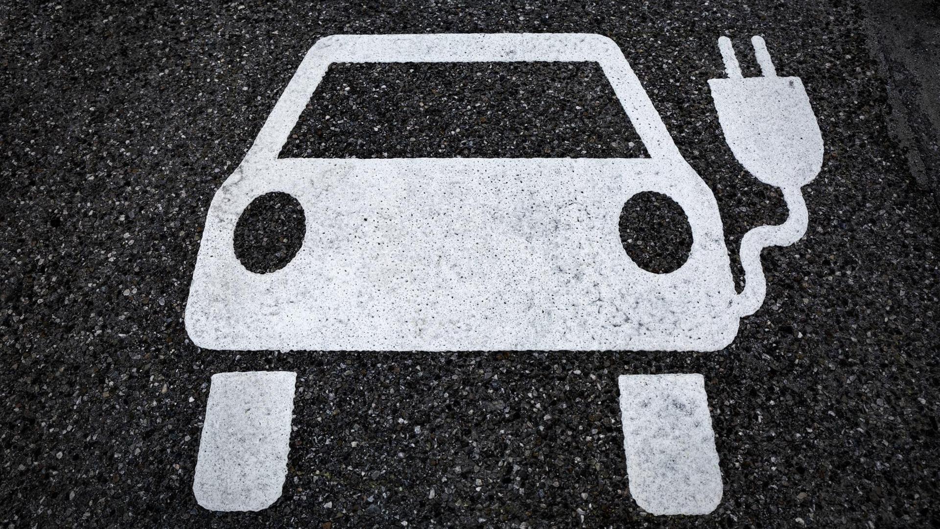 Piktogramm auf dem Boden für eine Tankstelle für Elektroautos. Piktogramm auf dem Boden für eine Tankstelle für Elektroautos.
