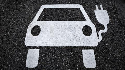 Piktogramm auf dem Boden für eine Tankstelle für Elektroautos.