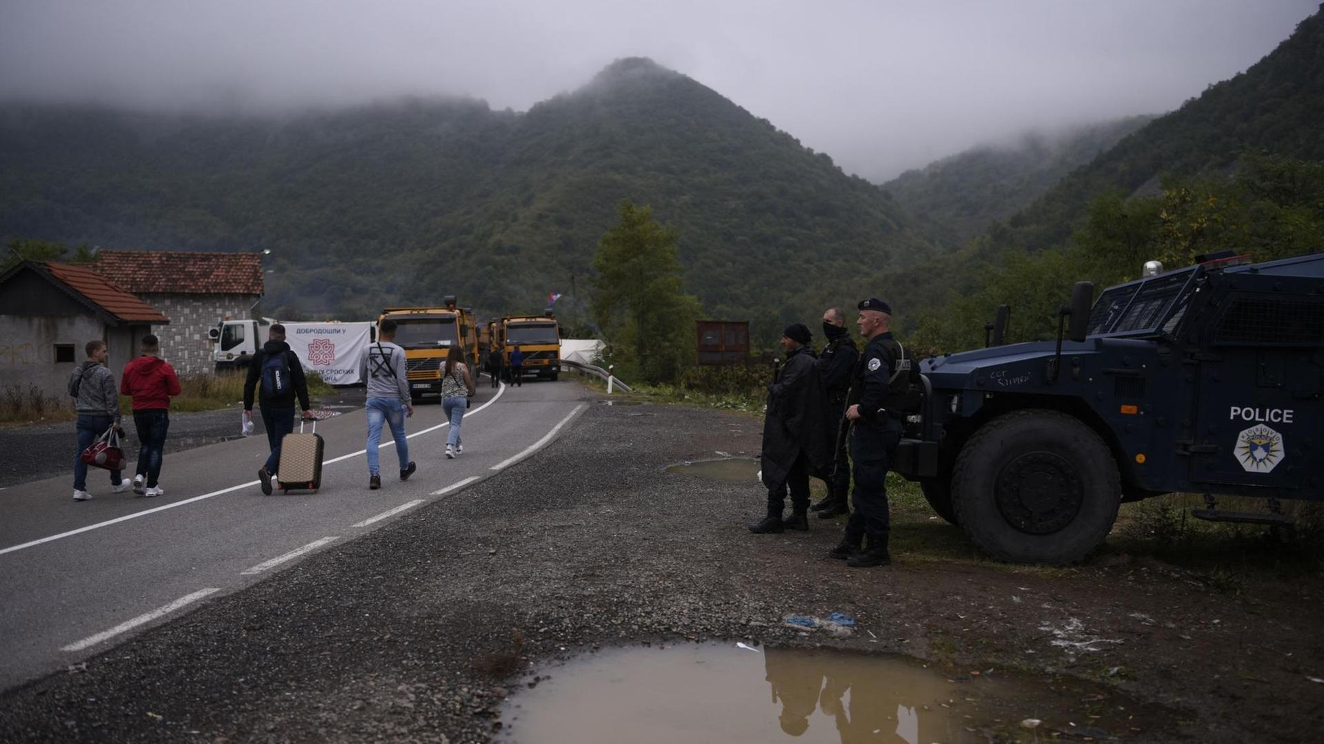 In Jarinje überqueren Serben zu Fuß die Grenze zwischen Kosovo und Serbien. 28. September 2021 In Jarinje überqueren Serben zu Fuß die Grenze zwischen Kosovo und Serbien. 28. September 2021